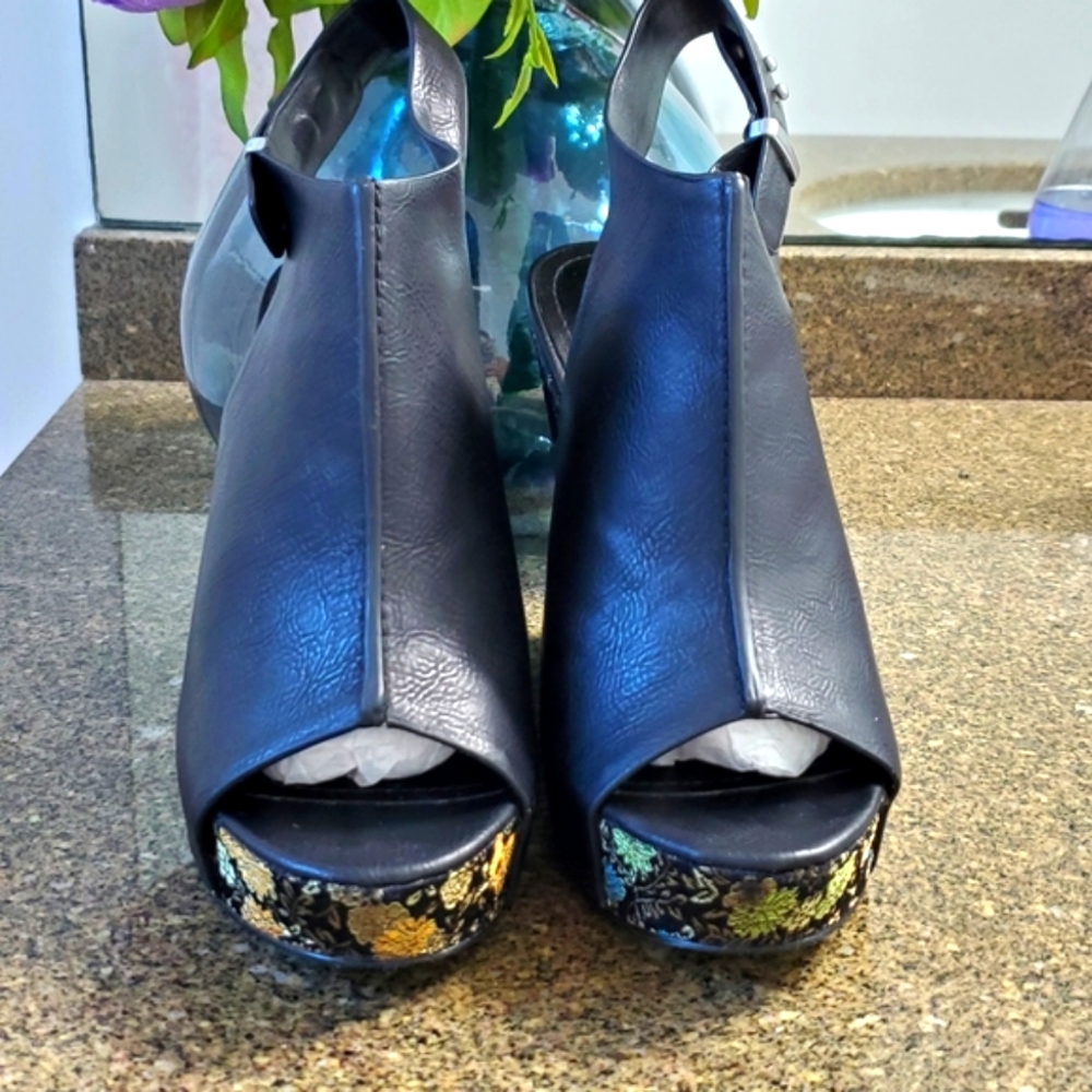 Wedges by Charles David - Picture 2 of 5